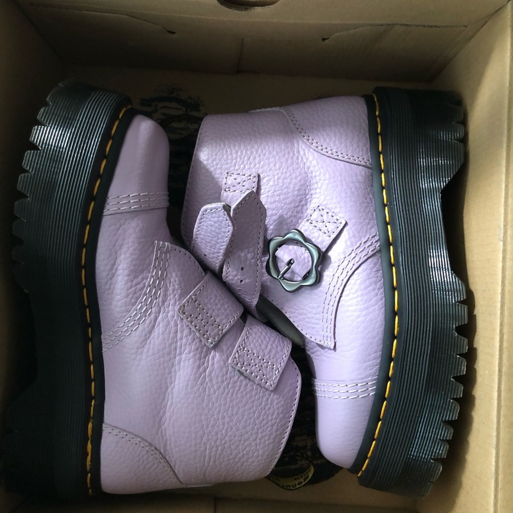 Dr. Martens - lilac Devon boots w flower buckle - Picture 9 of 9